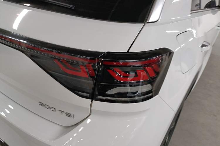 Used Volkswagen T-ROC 2025 Facelift Model 2 300TSI DSG Two-Wheel Drive Chenguang Edition Exterior 3