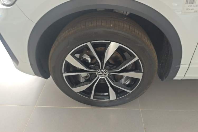 Used Volkswagen T-ROC 2025 Facelift Model 2 300TSI DSG Two-Wheel Drive Chenguang Edition Exterior 4