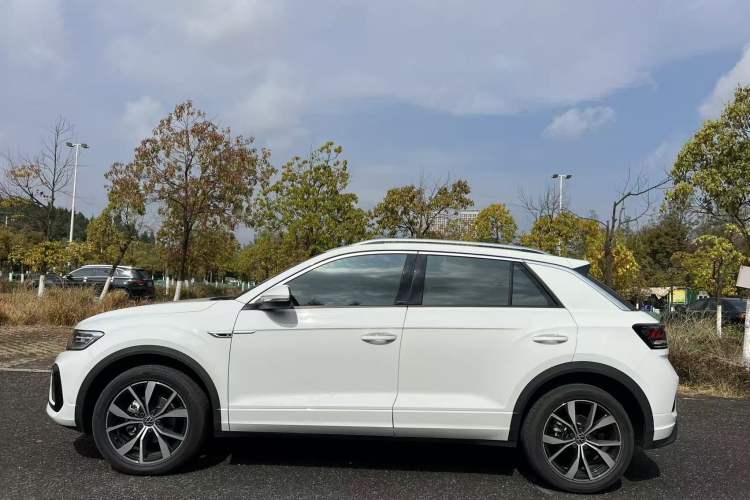 Used Volkswagen T-ROC 2025 Facelift Model 2 300TSI DSG Two-Wheel Drive Chenguang Edition Exterior 4
