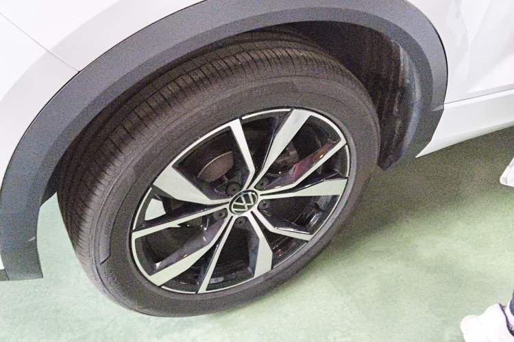 Used Volkswagen T-ROC 2025 Facelifted 300TSI DSG Two-Wheel-Drive Chen Guang Edition Exterior 5