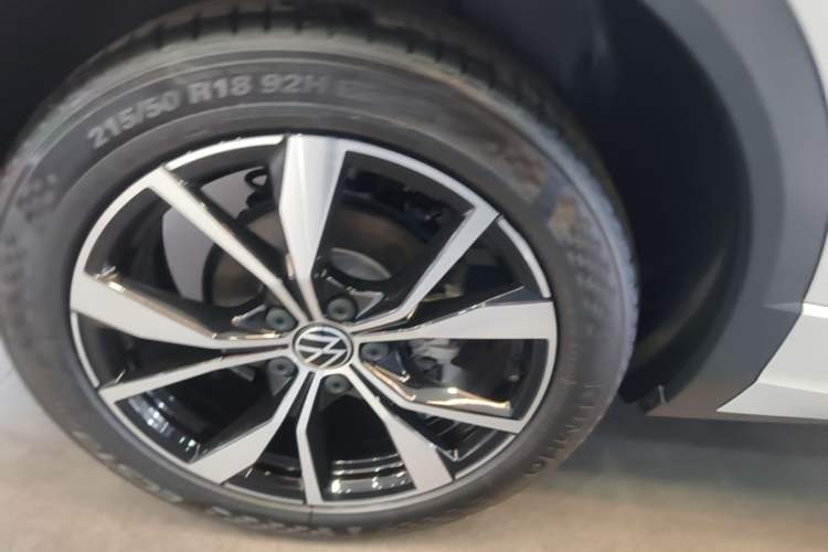 Used Volkswagen T-ROC 2025 300TSI DSG Two-Wheel Drive Chen Guang Edition Exterior 5