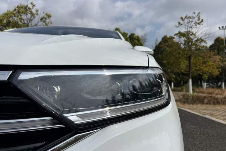 Used Volkswagen T-ROC 2025 Facelift Model 2 300TSI DSG Two-Wheel Drive Chenguang Edition Exterior 6