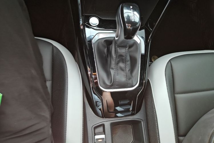 Used Volkswagen T-ROC 2025 Facelifted 300TSI DSG Two-Wheel-Drive Chen Guang Edition Gear Lever