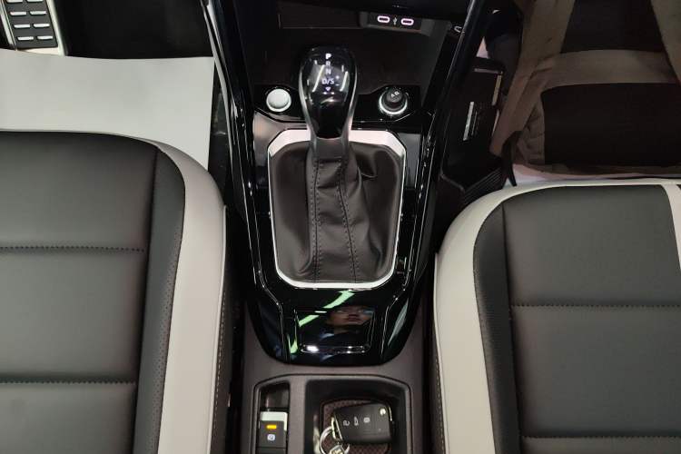 Used Volkswagen T-ROC 2025 Facelifted 300TSI DSG Two-Wheel-Drive Chen Guang Edition Gear Lever