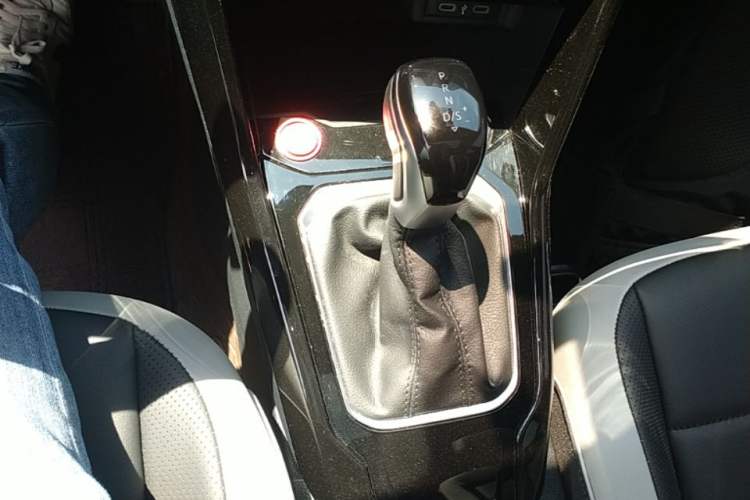 Used Volkswagen T-ROC 2025 300TSI DSG Two-Wheel Drive Chen Guang Edition Gear Lever