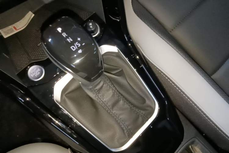 Used Volkswagen T-ROC 2025 Facelift Model 2 300TSI DSG Two-Wheel Drive Chenguang Edition Gear Lever