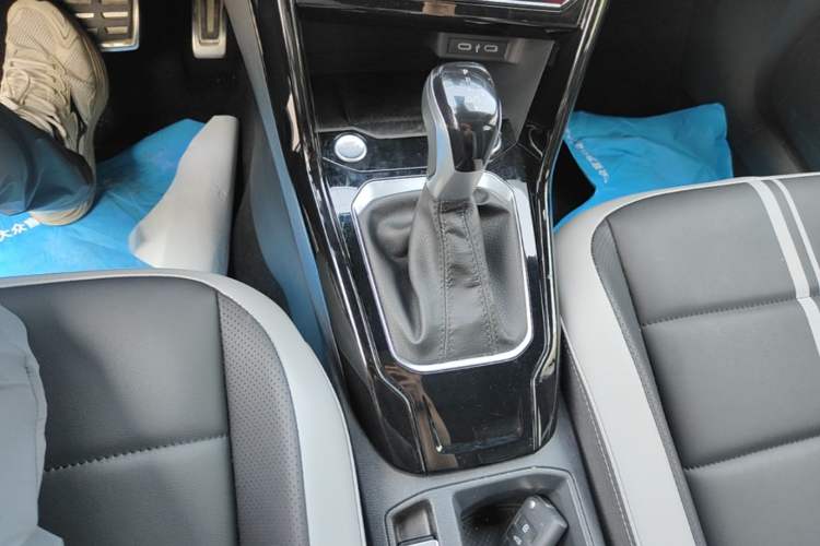 Used Volkswagen T-ROC 2025 300TSI DSG Two-Wheel Drive Chen Guang Edition Gear Lever