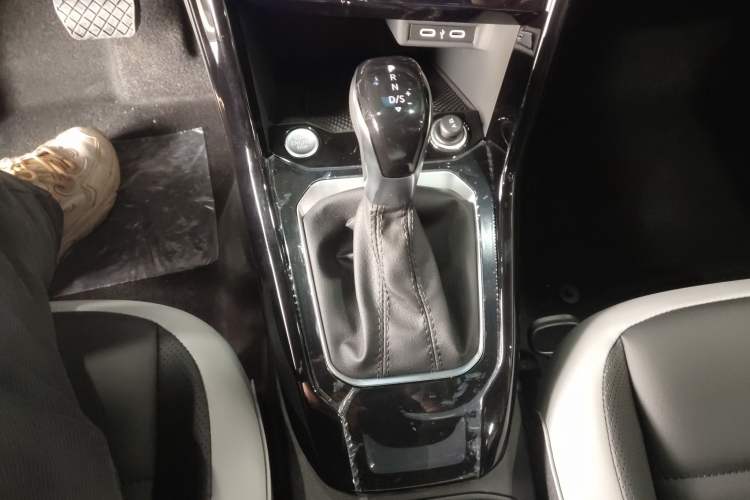 Used Volkswagen T-ROC 2025 Facelift Model 2 300TSI DSG Two-Wheel Drive Xingguang Edition Gear Lever