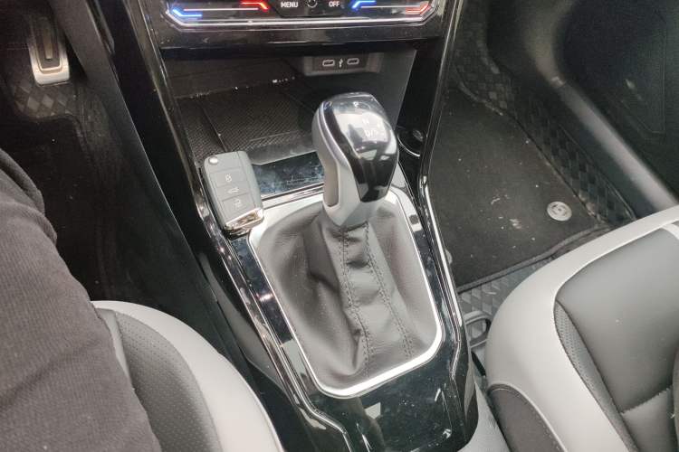 Used Volkswagen T-ROC 2025 300TSI DSG Two-Wheel Drive Chen Guang Edition Gear Lever