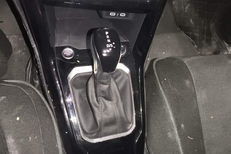 Used Volkswagen T-ROC 2025 300TSI DSG Two-Wheel Drive Chen Guang Edition Gear Lever