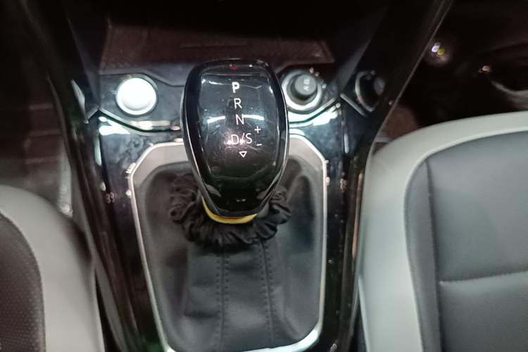 Used Volkswagen T-ROC 2025 300TSI DSG Two-Wheel Drive Chen Guang Edition Gear Lever