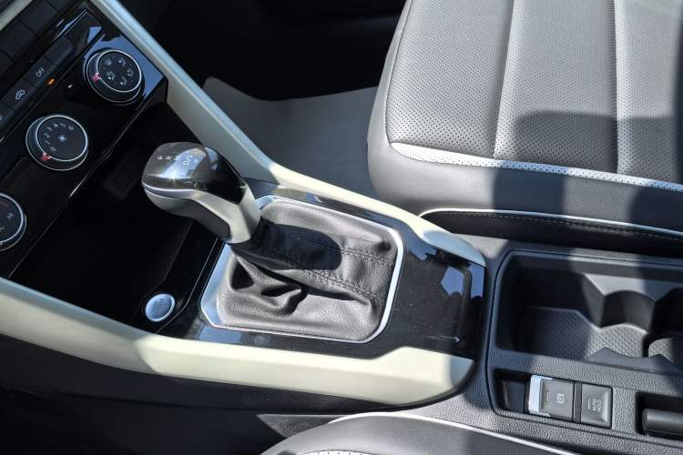 Used Volkswagen T-ROC 2025 Facelift Model 2 280TSI DSG Two-Wheel Drive Shiguang Edition Gear Lever