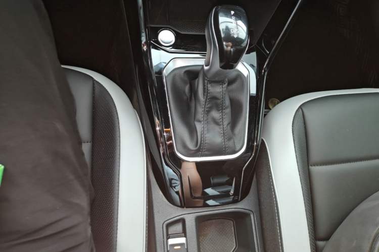 Used Volkswagen T-ROC 2025 Facelifted 300TSI DSG Two-Wheel-Drive Chen Guang Edition Gear Lever
