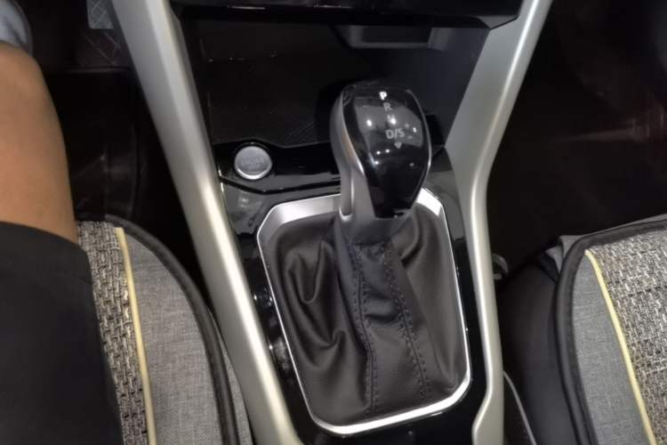 Used Volkswagen T-ROC 2025 Facelift Model 2 280TSI DSG Two-Wheel Drive Shiguang Edition Gear Lever