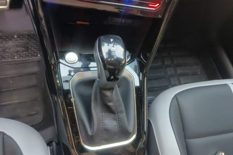 Used Volkswagen T-ROC 2025 300TSI DSG Two-Wheel Drive Chen Guang Edition Gear Lever