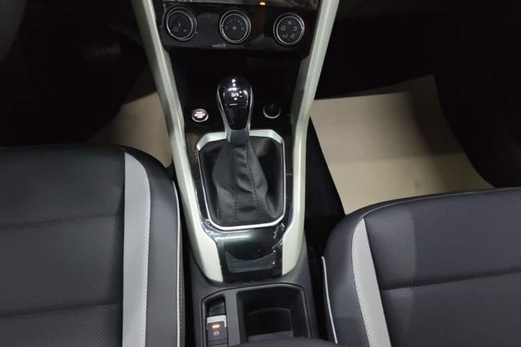 Used Volkswagen T-ROC 2025 Facelift Model 2 280TSI DSG Two-Wheel Drive Shiguang Edition Gear Lever