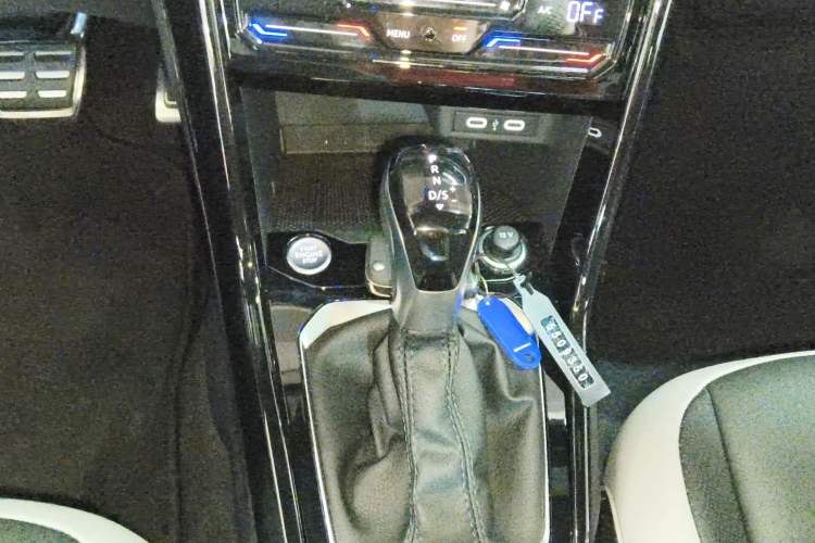 Used Volkswagen T-ROC 2025 Facelifted 300TSI DSG Two-Wheel-Drive Chen Guang Edition Gear Lever