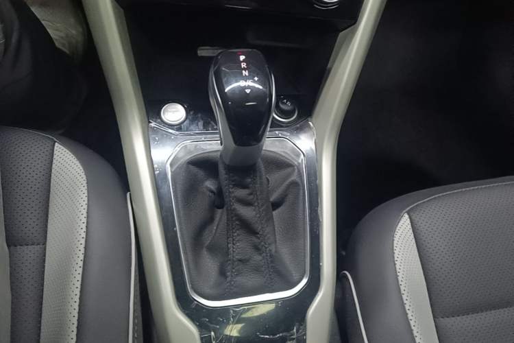 Used Volkswagen T-ROC 2025 Facelift Model 2 280TSI DSG Two-Wheel Drive Shiguang Edition Gear Lever
