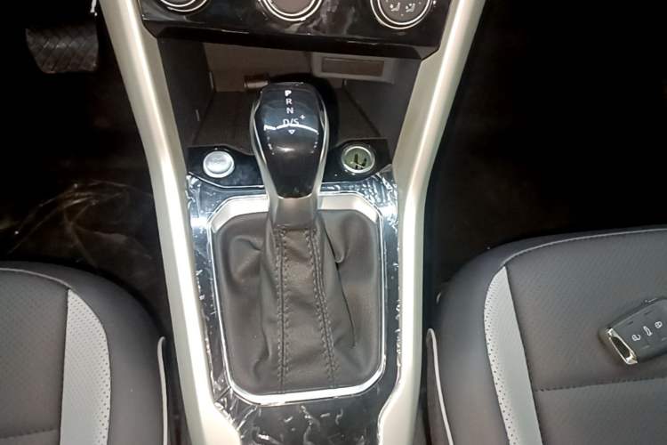 Used Volkswagen T-ROC 2025 Facelift Model 2 280TSI DSG Two-Wheel Drive Shiguang Edition Gear Lever