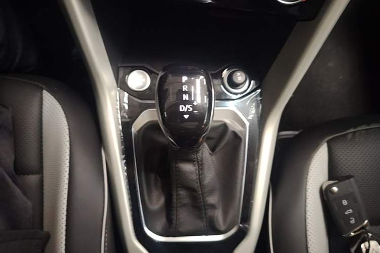Used Volkswagen T-ROC 2025 Facelift Model 2 280TSI DSG Two-Wheel Drive Shiguang Edition Gear Lever