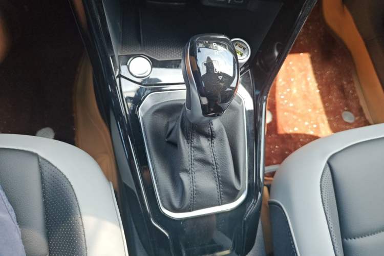 Used Volkswagen T-ROC 2025 300TSI DSG Two-Wheel Drive Chen Guang Edition Gear Lever