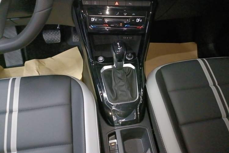 Used Volkswagen T-ROC 2025 Facelift Model 2 300TSI DSG Two-Wheel Drive Chenguang Edition Gear Lever