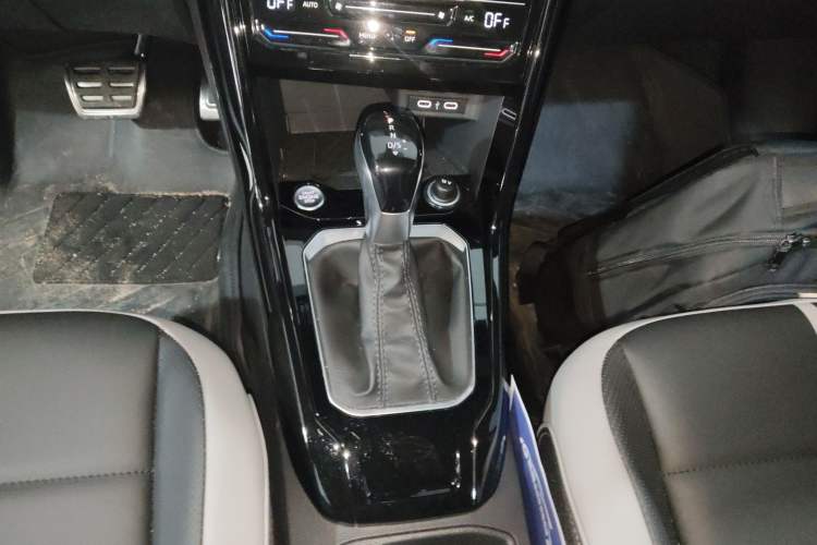 Used Volkswagen T-ROC 2025 300TSI DSG Two-Wheel Drive Chen Guang Edition Gear Lever