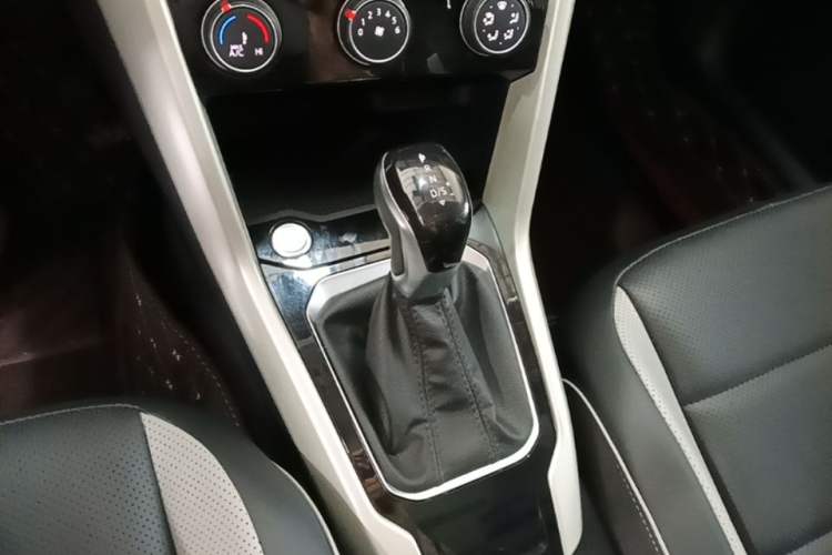 Used Volkswagen T-ROC 2025 280TSI DSG Two-Wheel Drive Time Edition Gear Lever