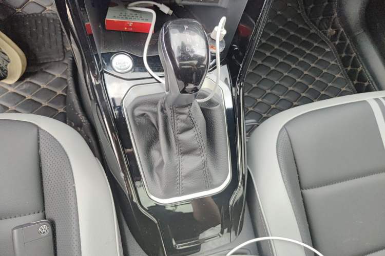 Used Volkswagen T-ROC 2025 300TSI DSG Two-Wheel Drive Chen Guang Edition Gear Lever