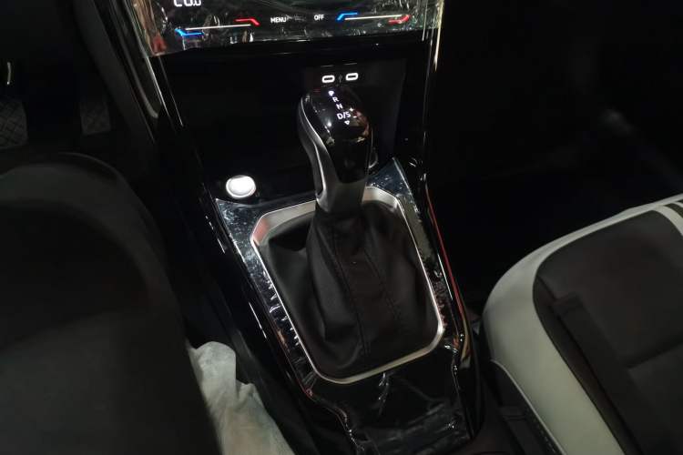 Used Volkswagen T-ROC 2025 Facelift Model 2 300TSI DSG Two-Wheel Drive Xingguang Edition Gear Lever