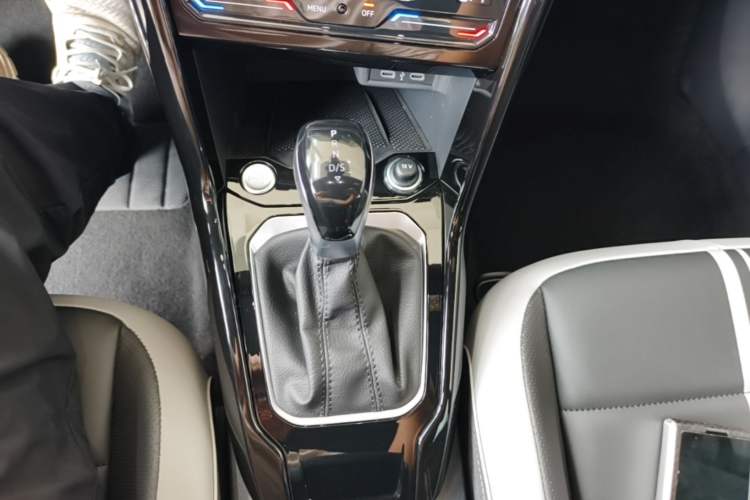Used Volkswagen T-ROC 2025 300TSI DSG Two-Wheel Drive Chen Guang Edition Gear Lever