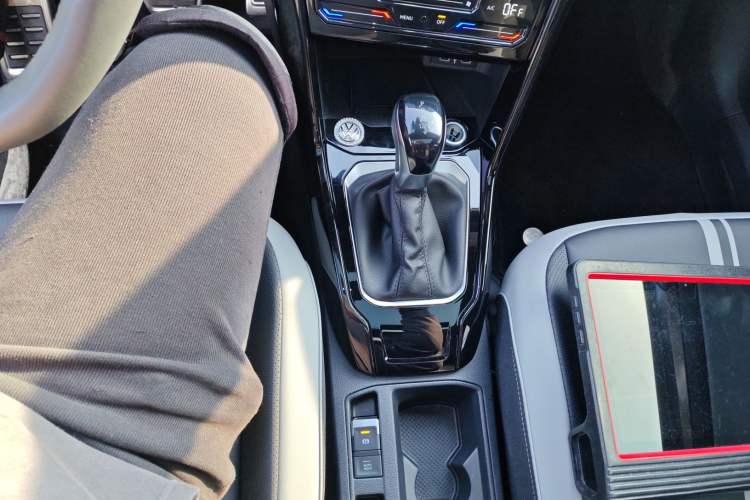 Used Volkswagen T-ROC 2025 300TSI DSG Two-Wheel Drive Chen Guang Edition Gear Lever