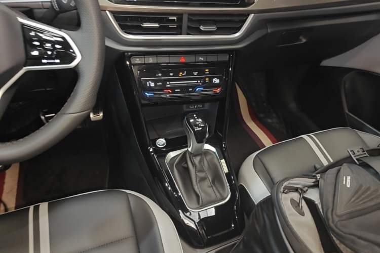 Used Volkswagen T-ROC 2025 Facelifted 300TSI DSG Two-Wheel-Drive Chen Guang Edition Gear Lever