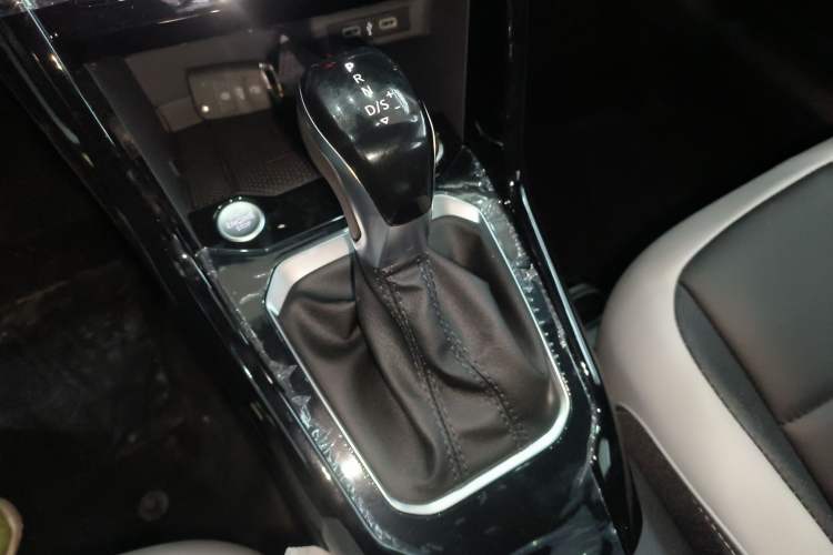 Used Volkswagen T-ROC 2025 Facelift Model 2 300TSI DSG Two-Wheel Drive Chenguang Edition Gear Lever