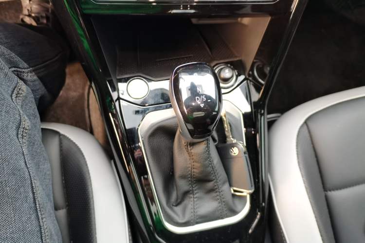 Used Volkswagen T-ROC 2025 300TSI DSG Two-Wheel Drive Chen Guang Edition Gear Lever