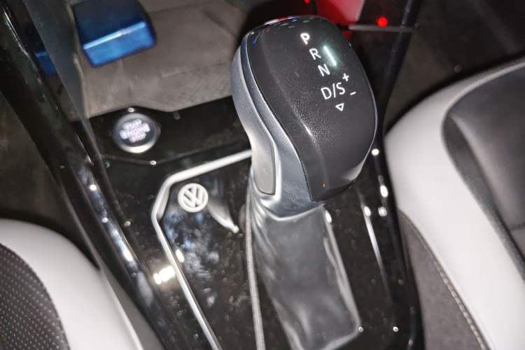 Used Volkswagen T-ROC 2025 300TSI DSG Two-Wheel Drive Chen Guang Edition Gear Lever
