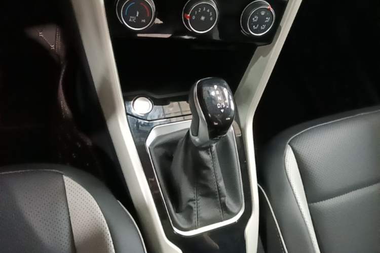 Used Volkswagen T-ROC 2025 280TSI DSG Two-Wheel Drive Time Edition Gear Lever
