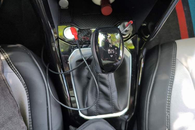 Used Volkswagen T-ROC 2025 300TSI DSG Two-Wheel Drive Chen Guang Edition Gear Lever