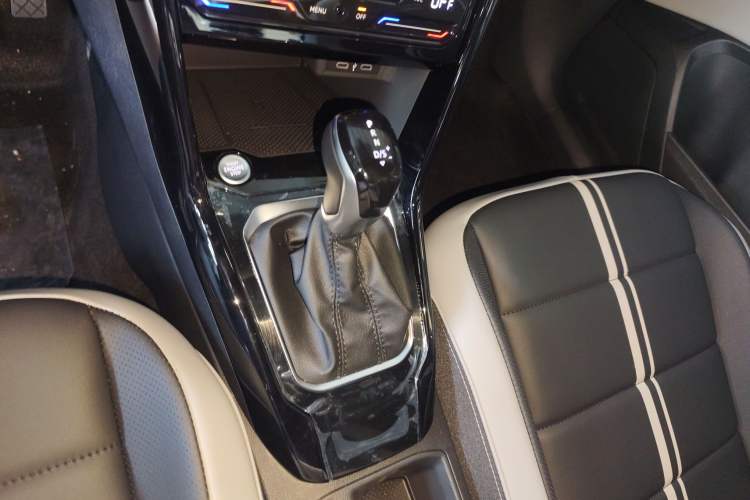Used Volkswagen T-ROC 2025 Facelift Model 2 300TSI DSG Two-Wheel Drive Xingguang Edition Gear Lever