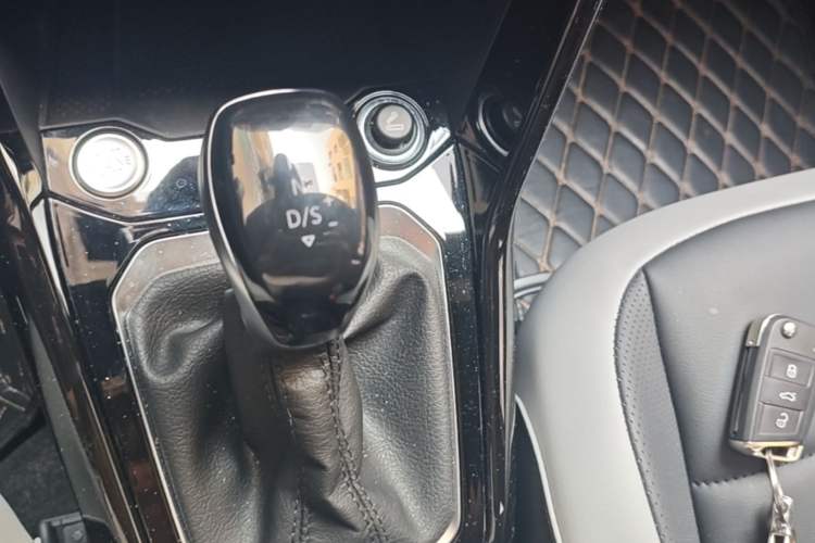 Used Volkswagen T-ROC 2025 300TSI DSG Two-Wheel Drive Chen Guang Edition Gear Lever