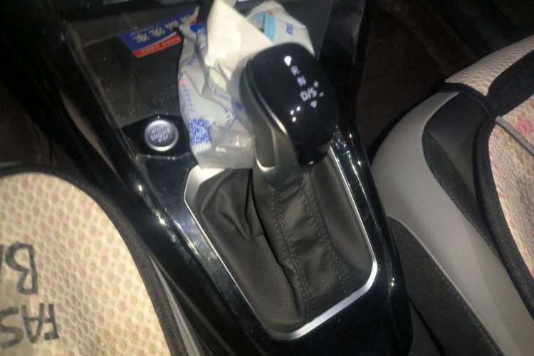 Used Volkswagen T-ROC 2025 Facelifted 300TSI DSG Two-Wheel-Drive Chen Guang Edition Gear Lever