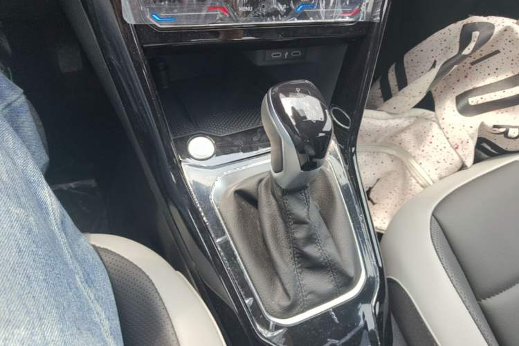 Used Volkswagen T-ROC 2025 Facelift Model 2 300TSI DSG Two-Wheel Drive Chenguang Edition Gear Lever