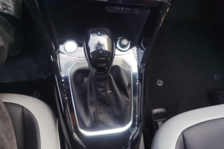 Used Volkswagen T-ROC 2025 Facelift Model 2 300TSI DSG Two-Wheel Drive Xingguang Edition Gear Lever