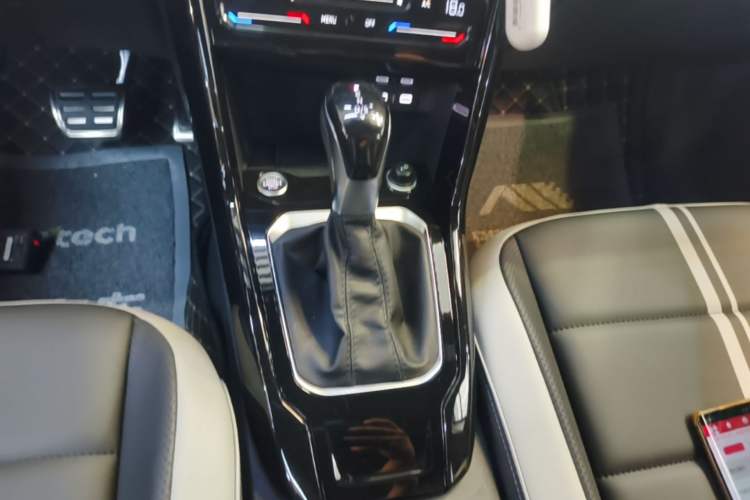 Used Volkswagen T-ROC 2025 300TSI DSG Two-Wheel Drive Chen Guang Edition Gear Lever