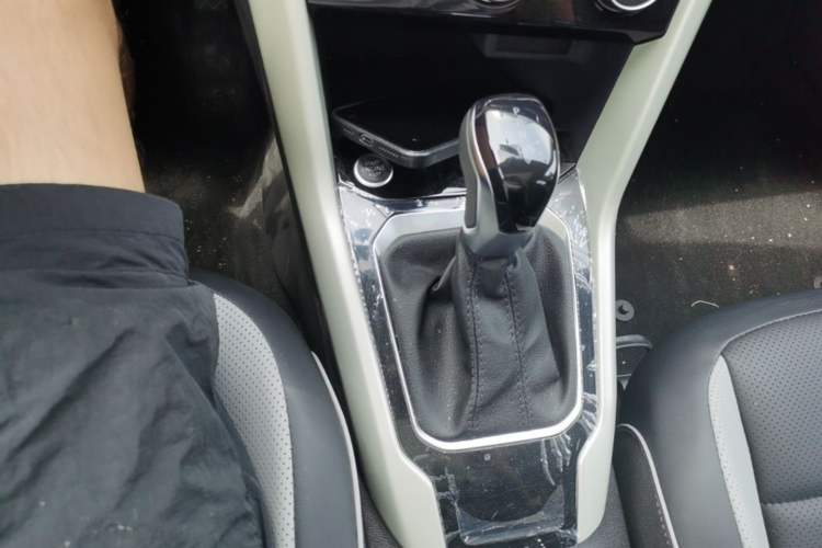 Used Volkswagen T-ROC 2025 Facelift Model 2 280TSI DSG Two-Wheel Drive Shiguang Edition Gear Lever