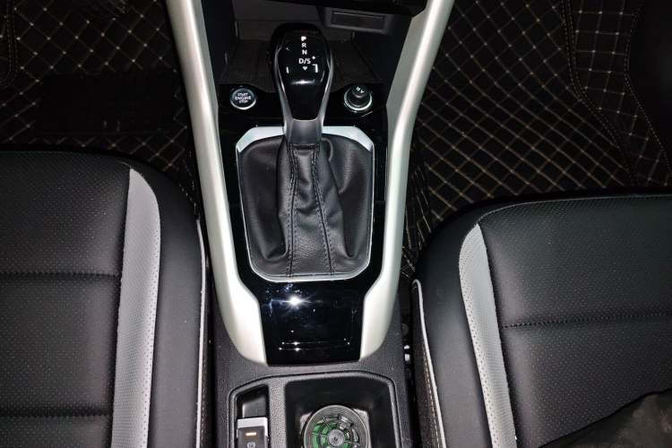 Used Volkswagen T-ROC 2025 Facelifted 280TSI DSG Two-Wheel Drive Time Edition Gear Lever