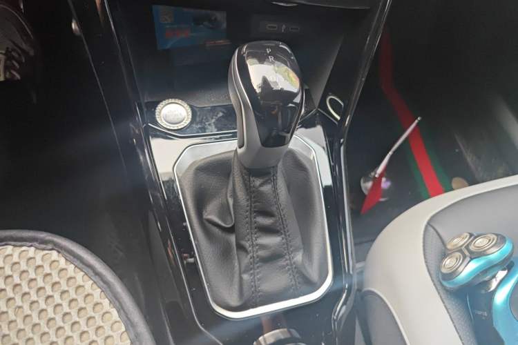 Used Volkswagen T-ROC 2025 300TSI DSG Two-Wheel Drive Chen Guang Edition Gear Lever