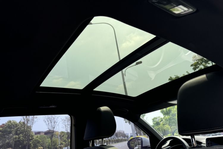 Used Volkswagen T-ROC 2025 Facelifted 300TSI DSG Two-Wheel-Drive Chen Guang Edition Headliner