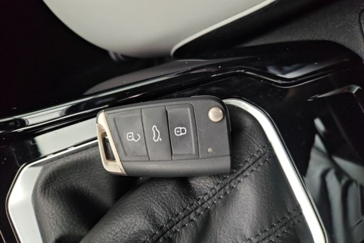 Used Volkswagen T-ROC 2025 Facelifted 300TSI DSG Two-Wheel-Drive Chen Guang Edition Interior 1