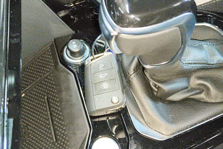 Used Volkswagen T-ROC 2025 Facelifted 300TSI DSG Two-Wheel-Drive Chen Guang Edition Interior 1